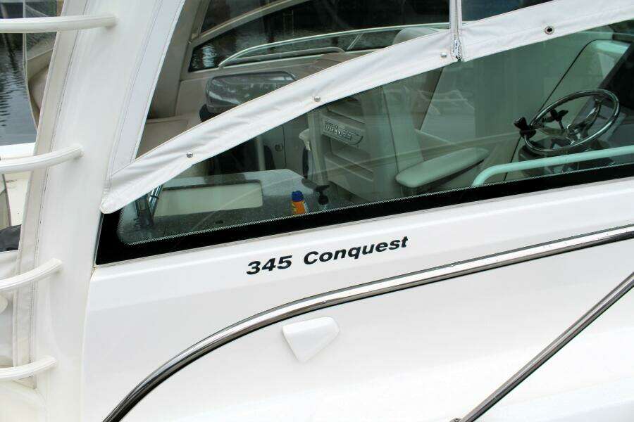 2017 Boston Whaler 345 Conquest