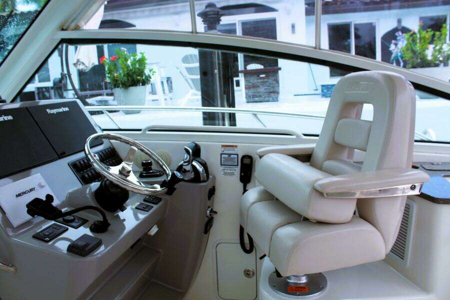 2017 Boston Whaler 345 Conquest