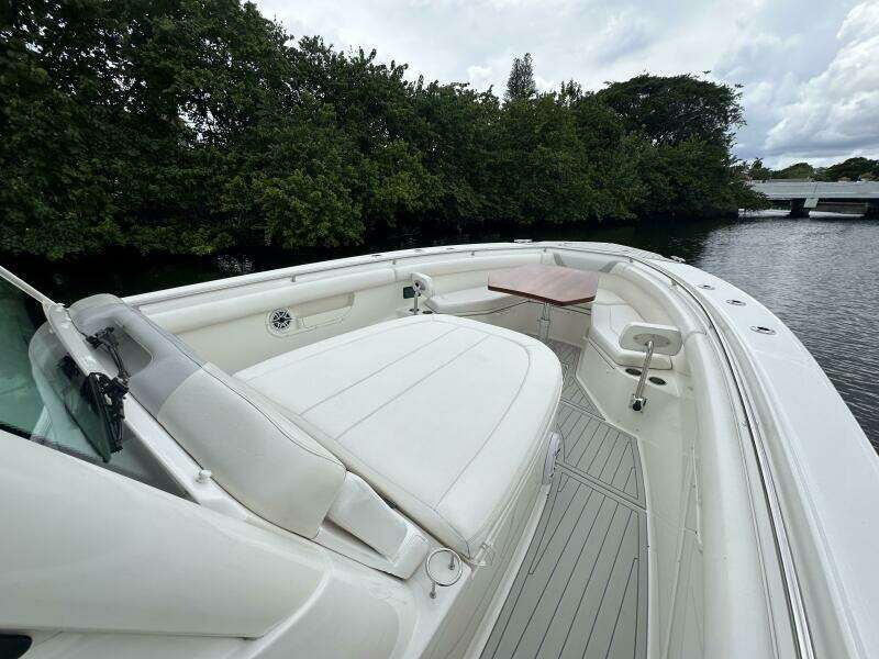 2015 Boston Whaler 370 Outrage