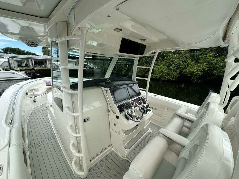 2015 Boston Whaler 370 Outrage