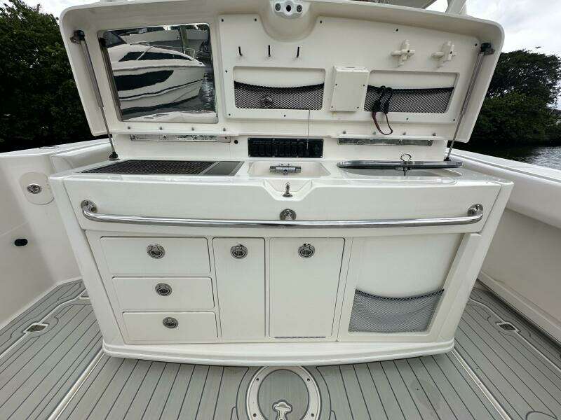 2015 Boston Whaler 370 Outrage
