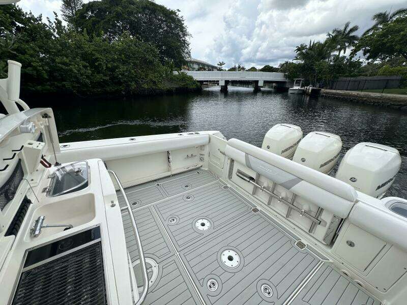 2015 Boston Whaler 370 Outrage