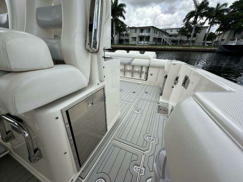 2015 Boston Whaler 370 Outrage