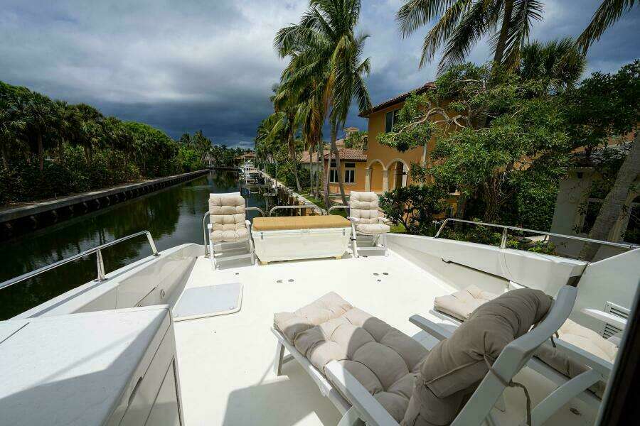 Lazzara 80 LOST TEXAN - Skylounge Aft Deck