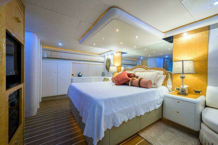 Lazzara 80 LOST TEXAN - Master Stateroom
