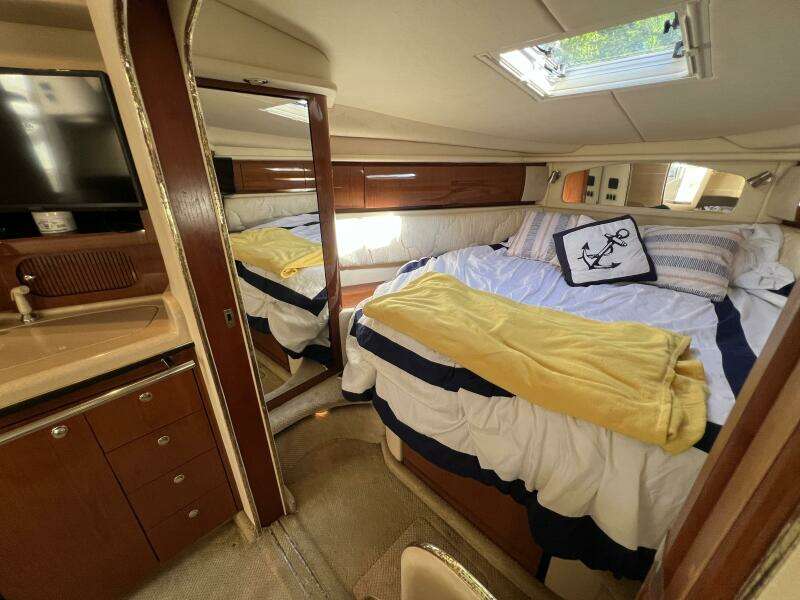 2002 Sea Ray 360 Sundancer Forward V-Berth looking to Port