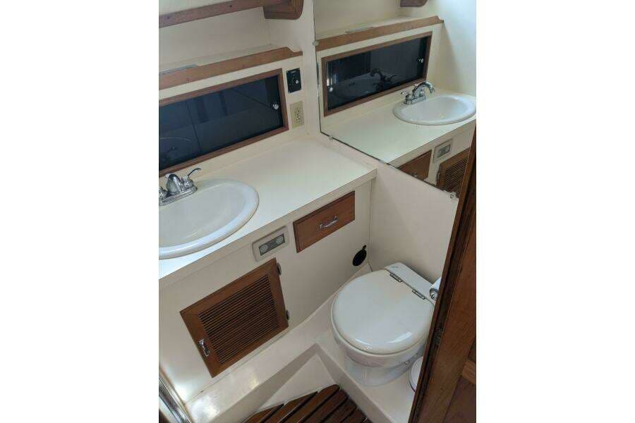 1988 Cape Dory 36 Flybridge Sedan Fast Trawler