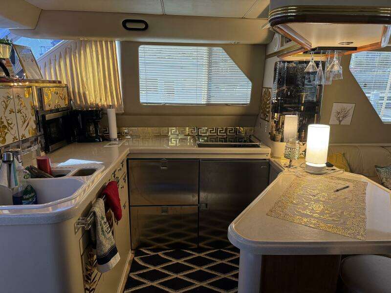 1998 Sea Ray 550 Sedan Bridge