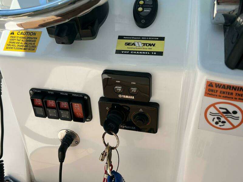 2019 Everglades 273 CC