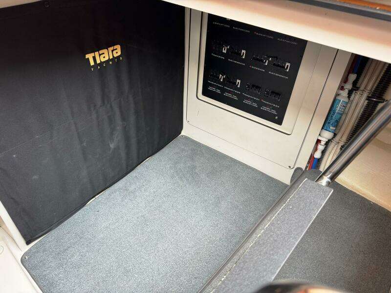 2014 Tiara Yachts 5800 Sovran