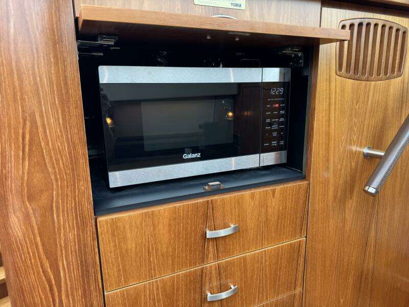 2014 Tiara Yachts 5800 Sovran