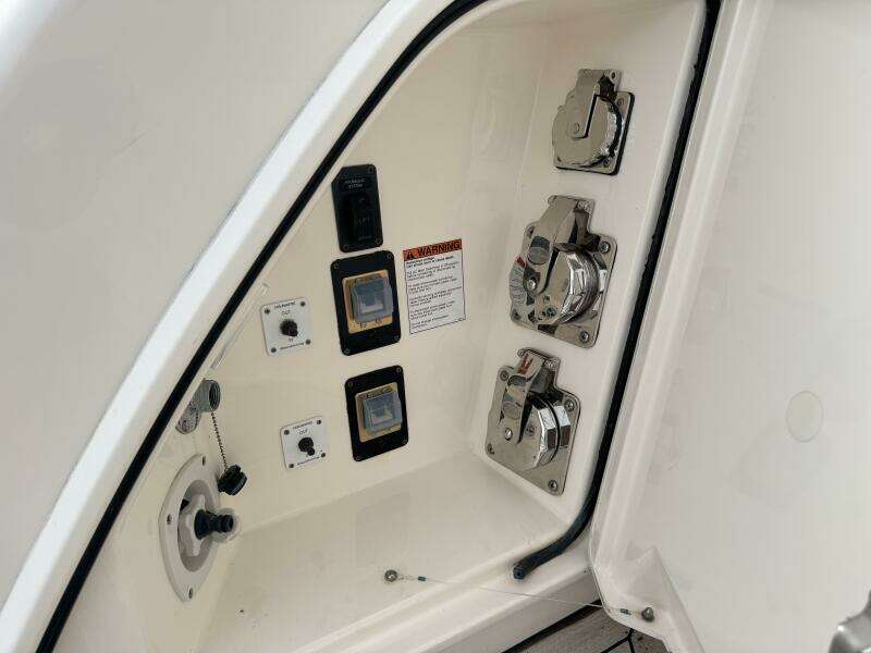 2014 Tiara Yachts 5800 Sovran