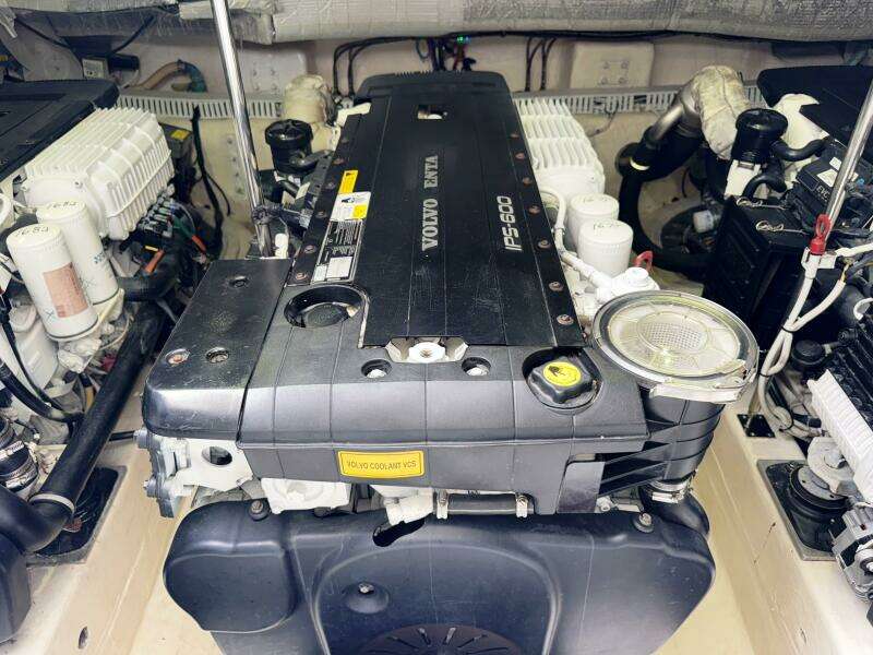 2014 Tiara Yachts 5800 Sovran