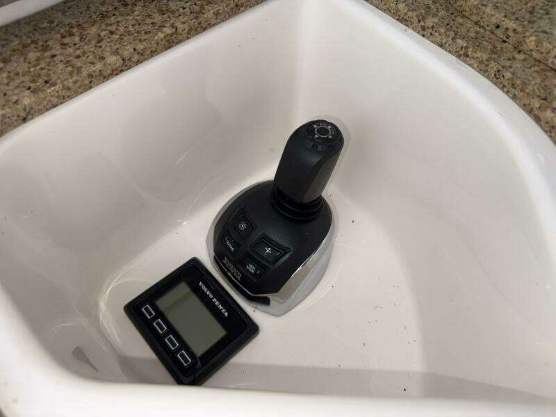 2014 Tiara Yachts 5800 Sovran