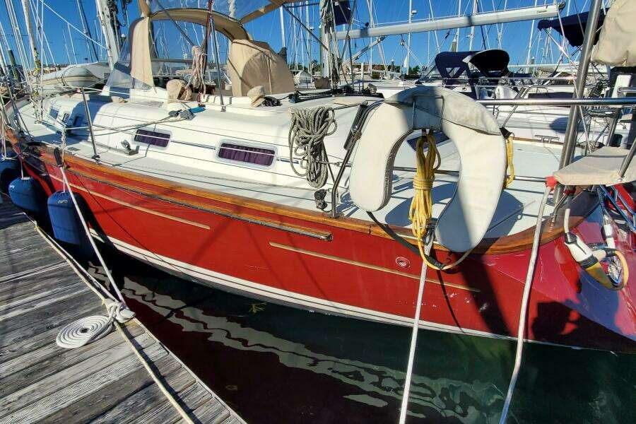 2001 Moody 42 Center Cockpit