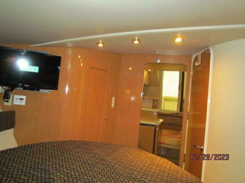 2001 Regal 3780 Commodore