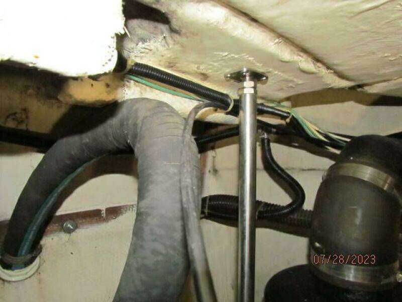 2001 Regal 3780 Commodore