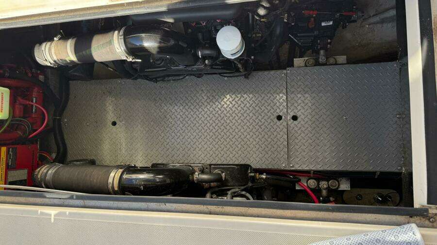 2001 Regal 3780 Commodore