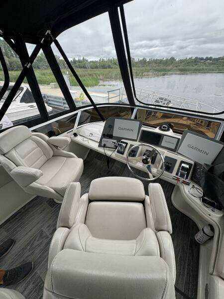 2001 Regal 3780 Commodore