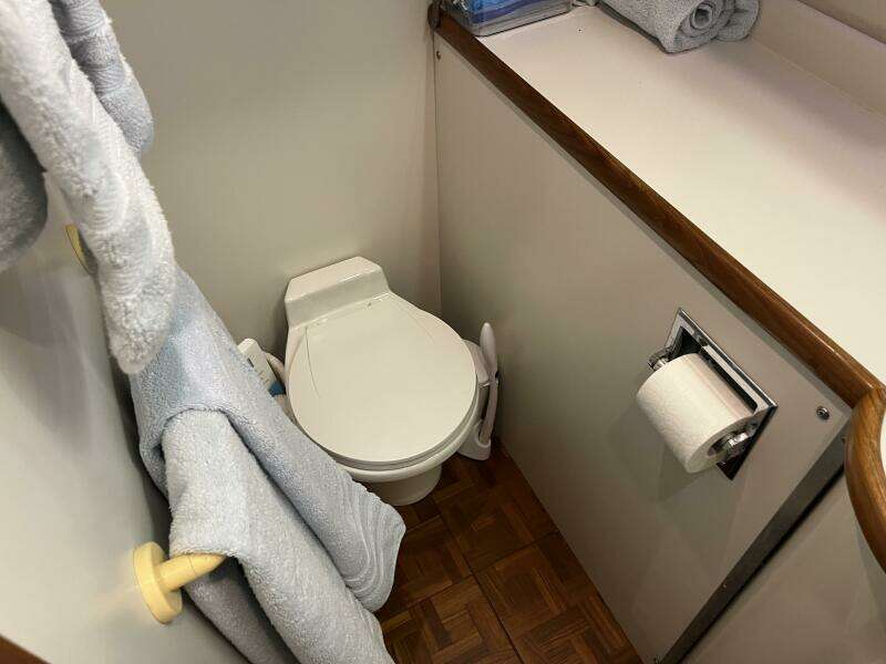 Carver 440 Aft Cabin