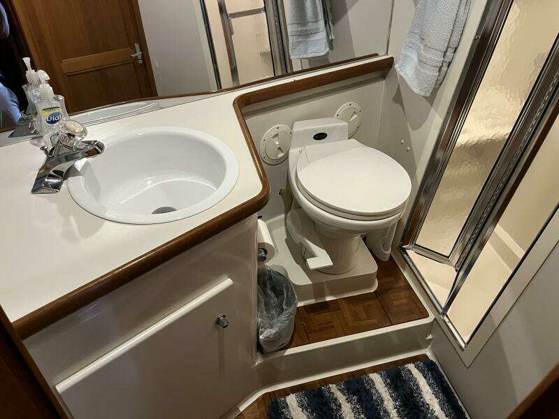 Carver 440 Aft Cabin