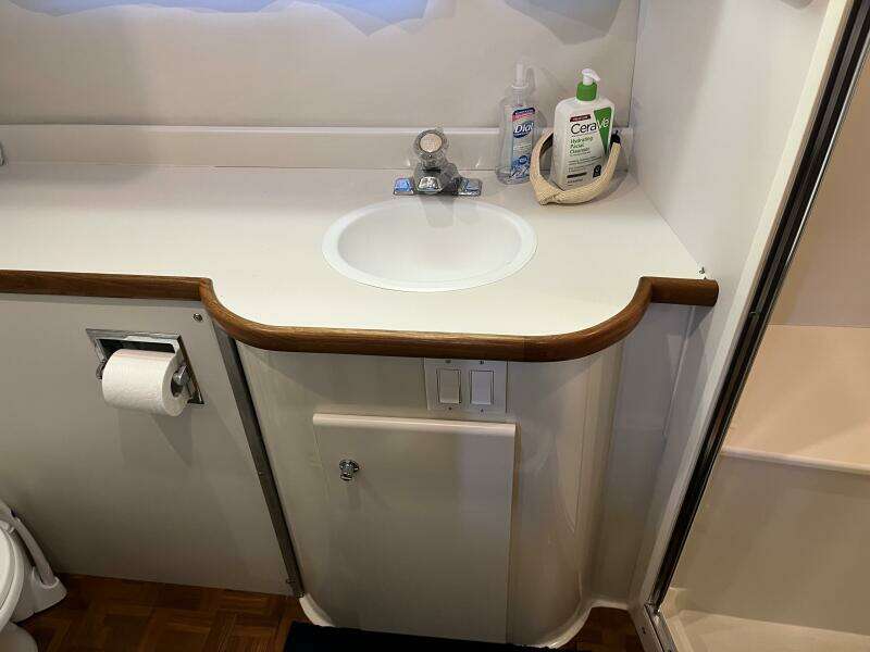 Carver 440 Aft Cabin