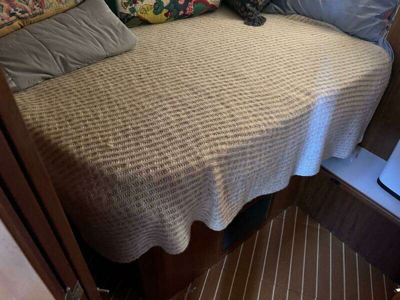 Carver 440 Aft Cabin