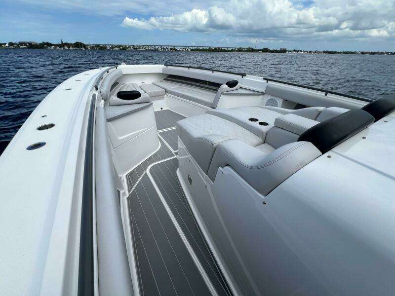 HCB 53 Title Wave - Bow