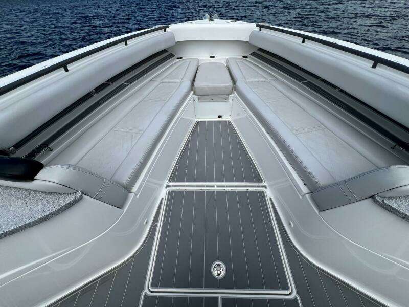 HCB 53 Title Wave - Bow