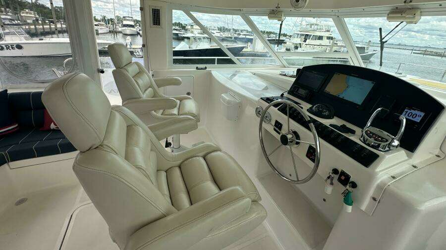 2007 Manta 44 Power Cat 'Lah De Dah' - Helm