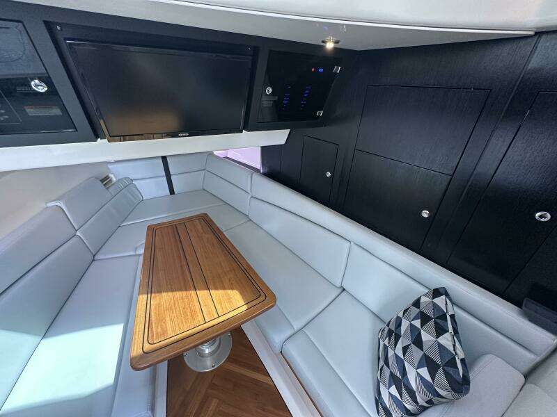 2023 Boston Whaler 380 Realm