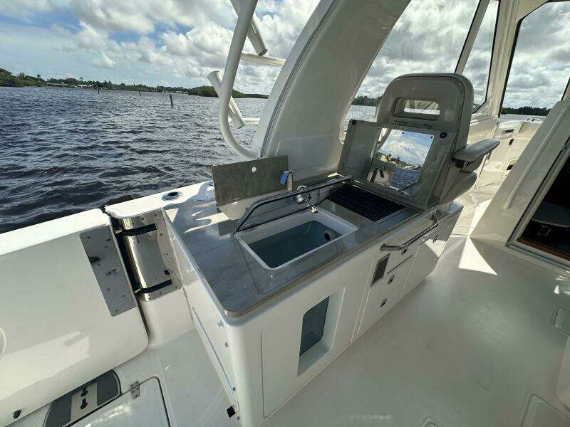 2023 Boston Whaler 380 Realm