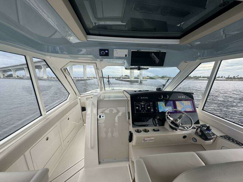 2023 Boston Whaler 380 Realm