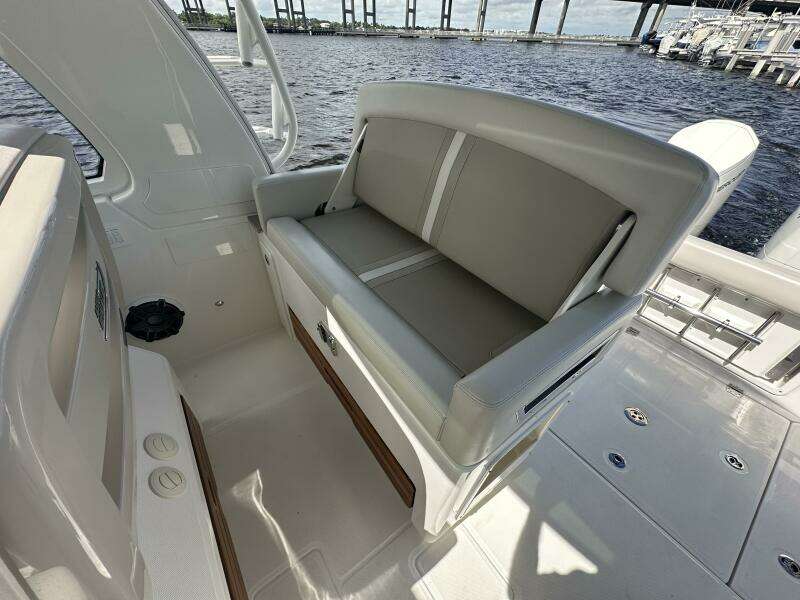 2023 Boston Whaler 380 Realm