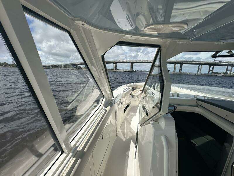 2023 Boston Whaler 380 Realm