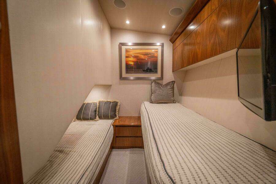 2017 62 Viking Convertible - Offensive