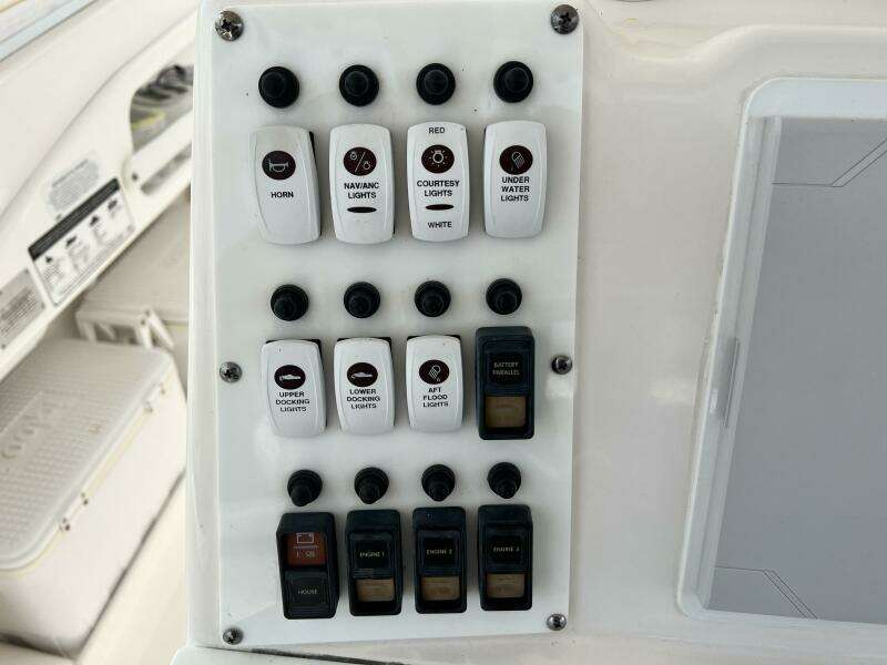 2012 Everglades 350 LX