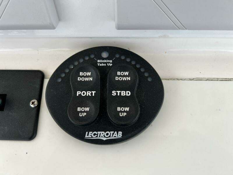 2012 Everglades 350 LX