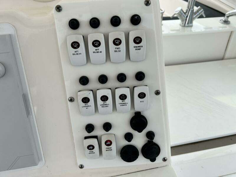 2012 Everglades 350 LX