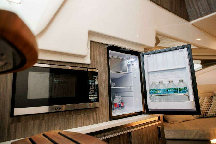 2022 Sea Ray 320 Sundancer OB