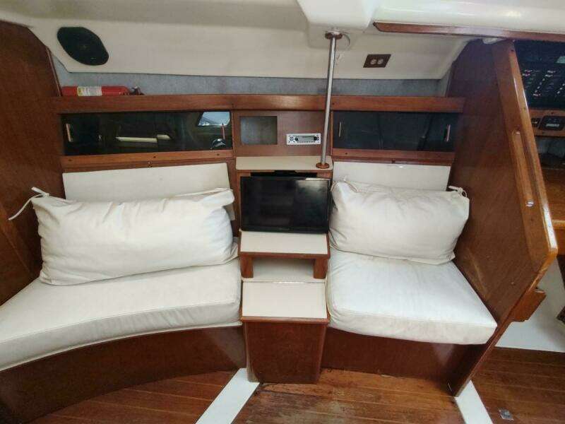 1987 Hunter 37 Legend