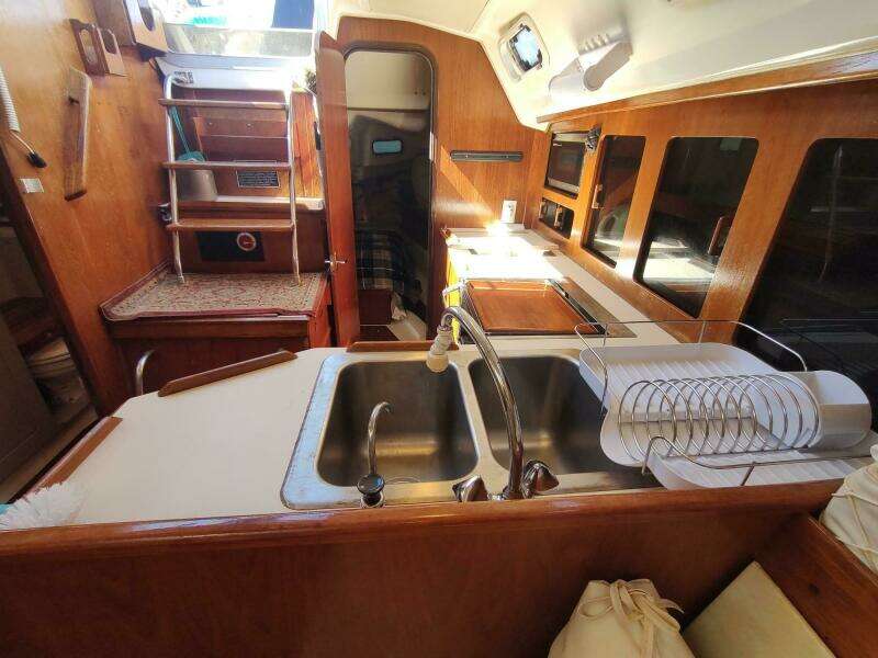 1987 Hunter 37 Legend