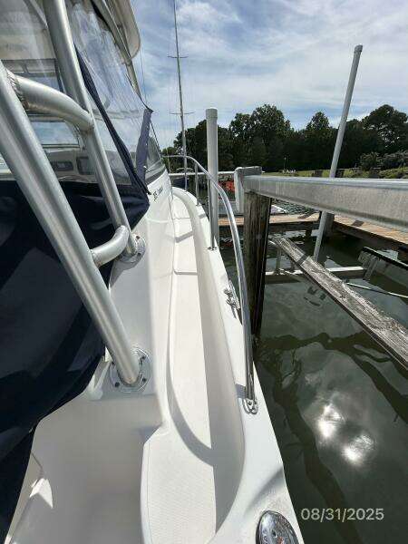 31' Boston Whaler starboard side deck2