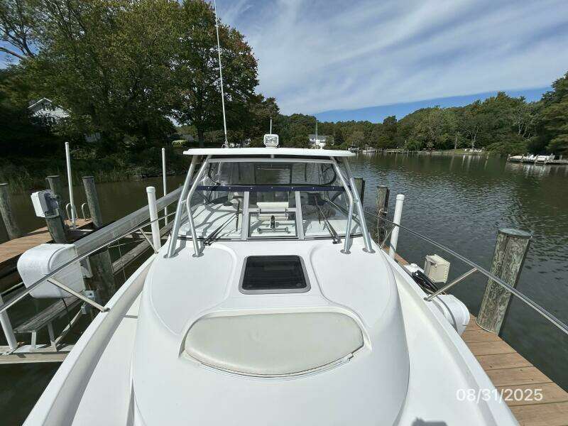 31' Bostonn Whaler foredeck aft
