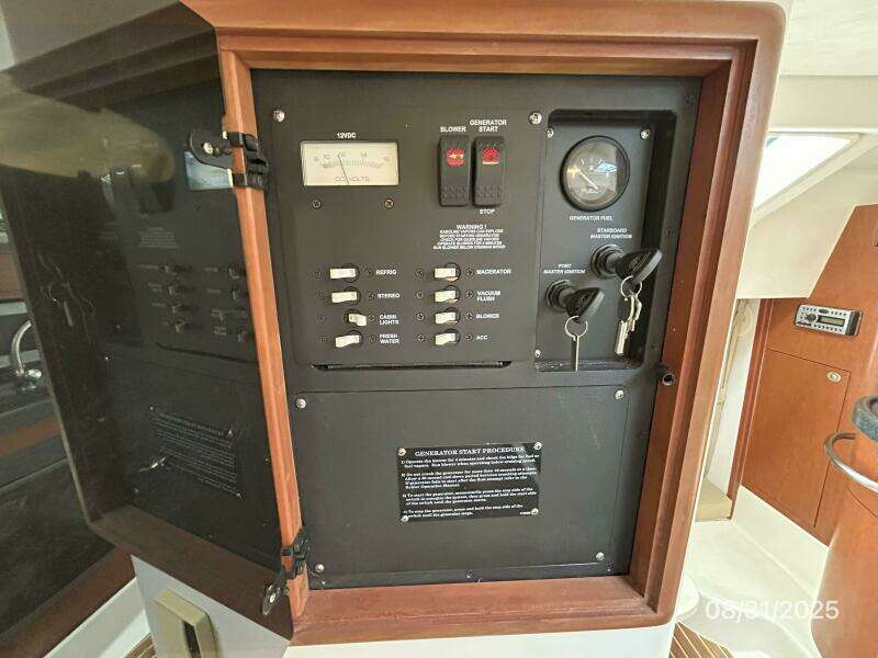 31' Boston Whaler electrical panel2