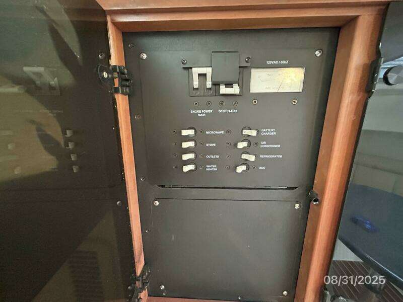 31' Boston Whaler electrical panel1