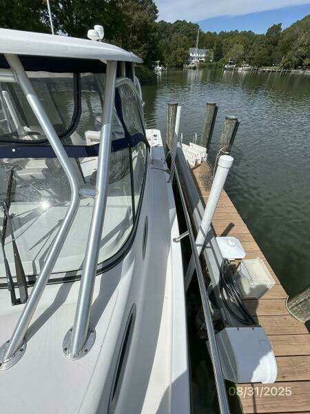 31' Boston Whaler port side deck1