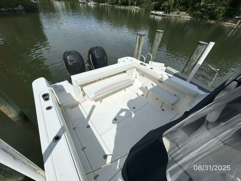 31' Boston Whaler cockpit2
