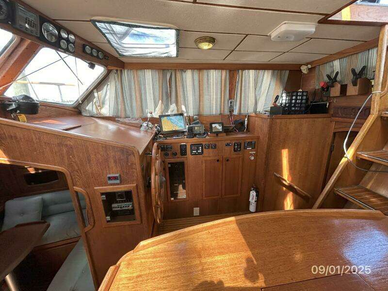 40' Nauticat pilothouse starboard