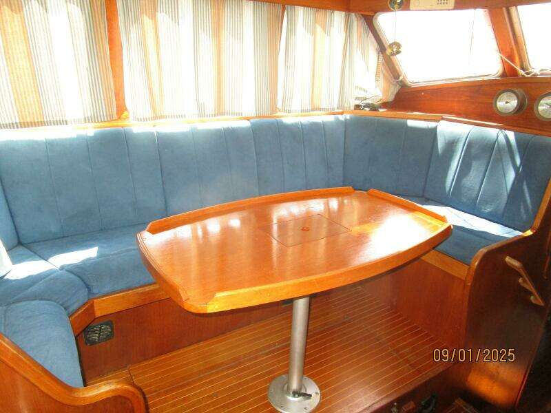 40' Nauticat pilothouse port seating